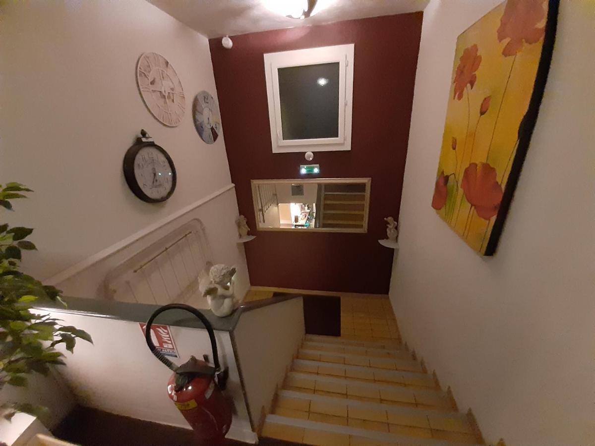Hotel Du Tricastin Pierrelatte Bagian luar foto