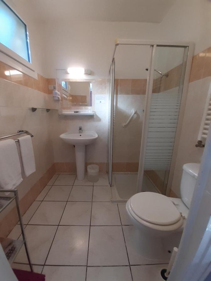 Hotel Du Tricastin Pierrelatte Bagian luar foto