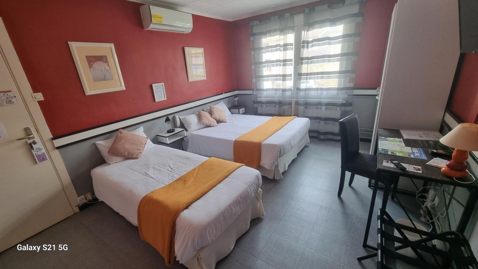 Hotel Du Tricastin Pierrelatte Bagian luar foto