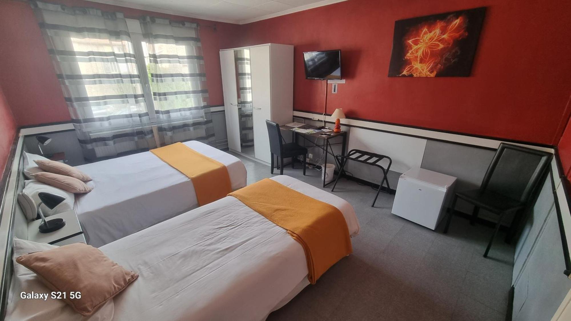 Hotel Du Tricastin Pierrelatte Bagian luar foto