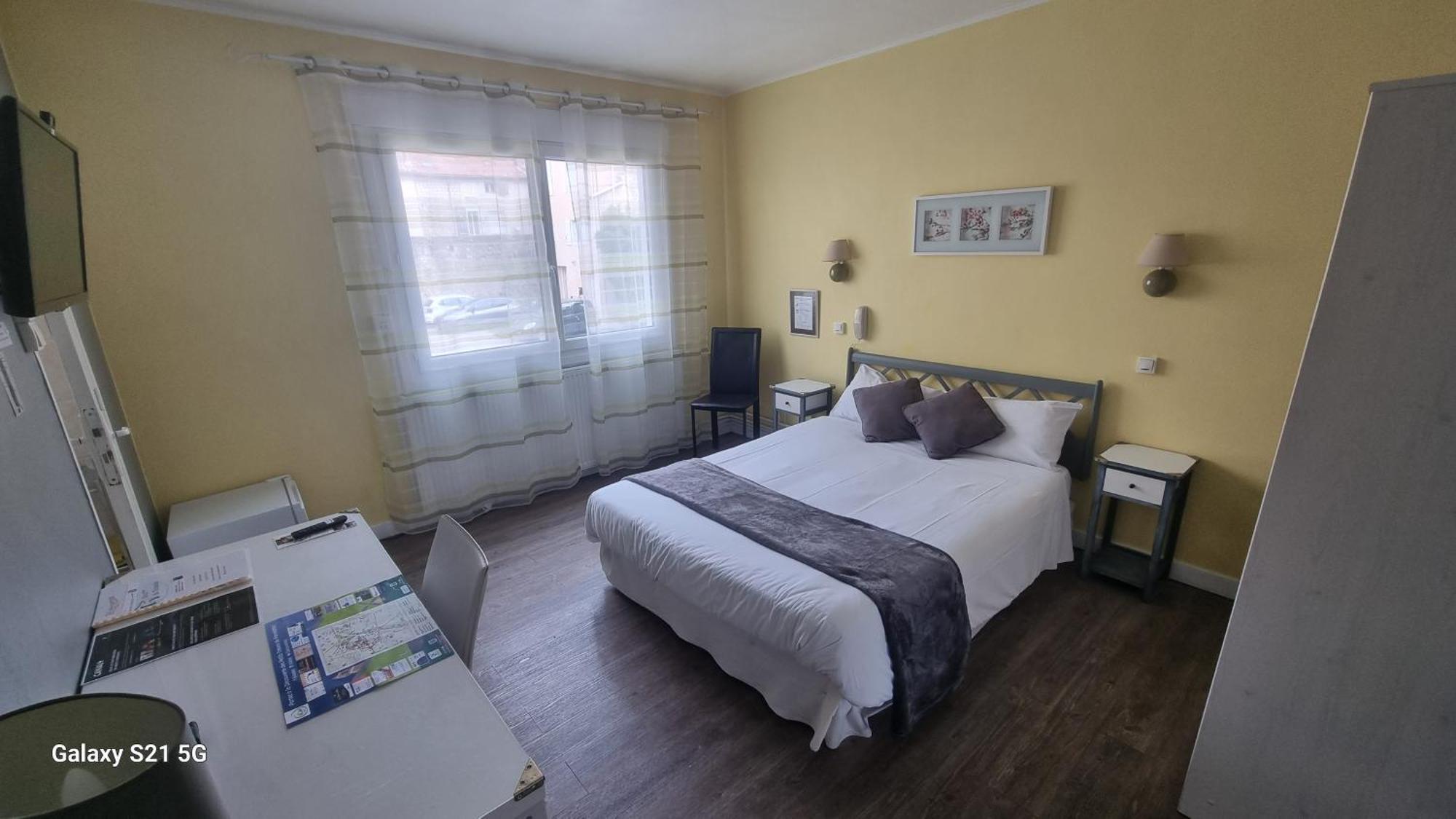 Hotel Du Tricastin Pierrelatte Bagian luar foto
