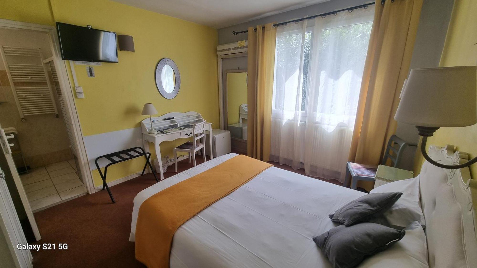 Hotel Du Tricastin Pierrelatte Bagian luar foto