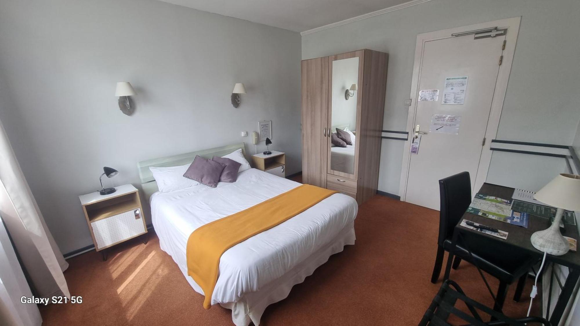 Hotel Du Tricastin Pierrelatte Bagian luar foto