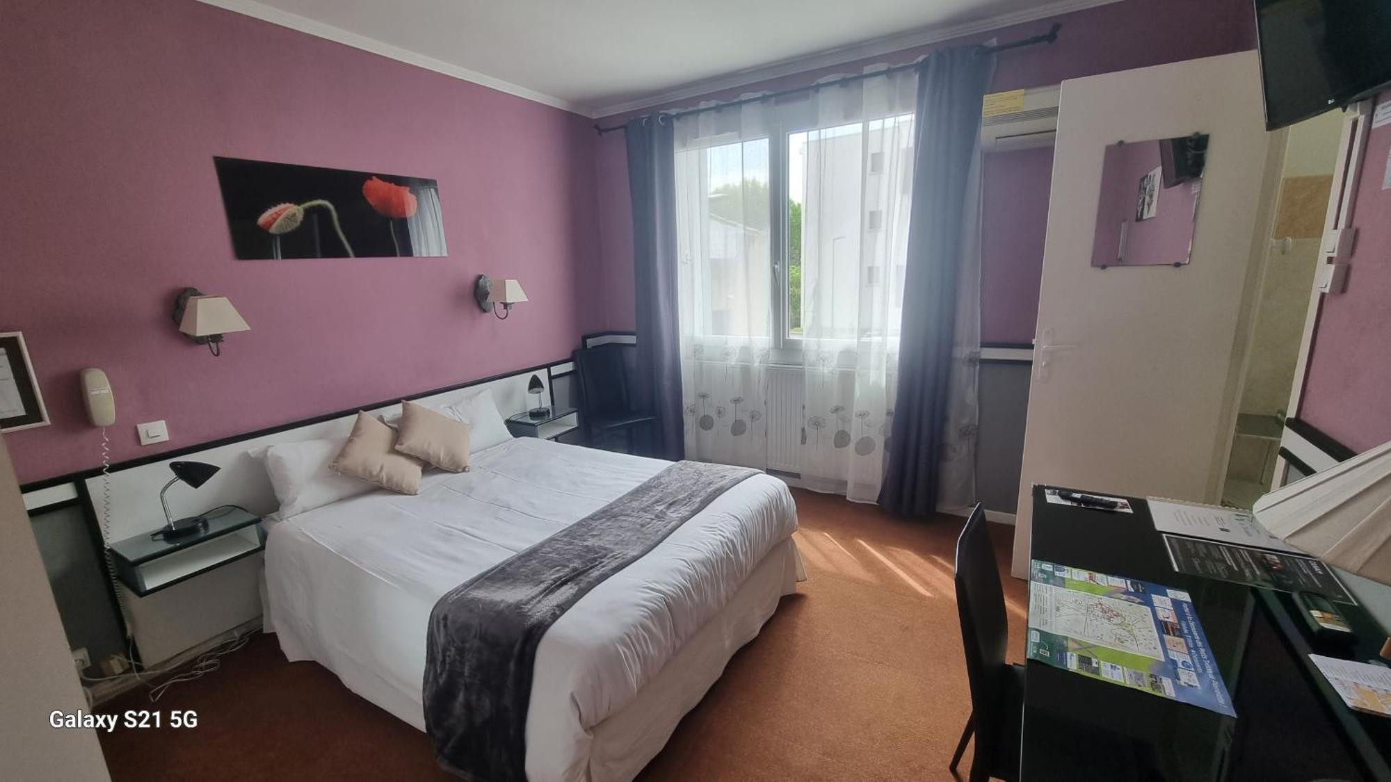 Hotel Du Tricastin Pierrelatte Bagian luar foto