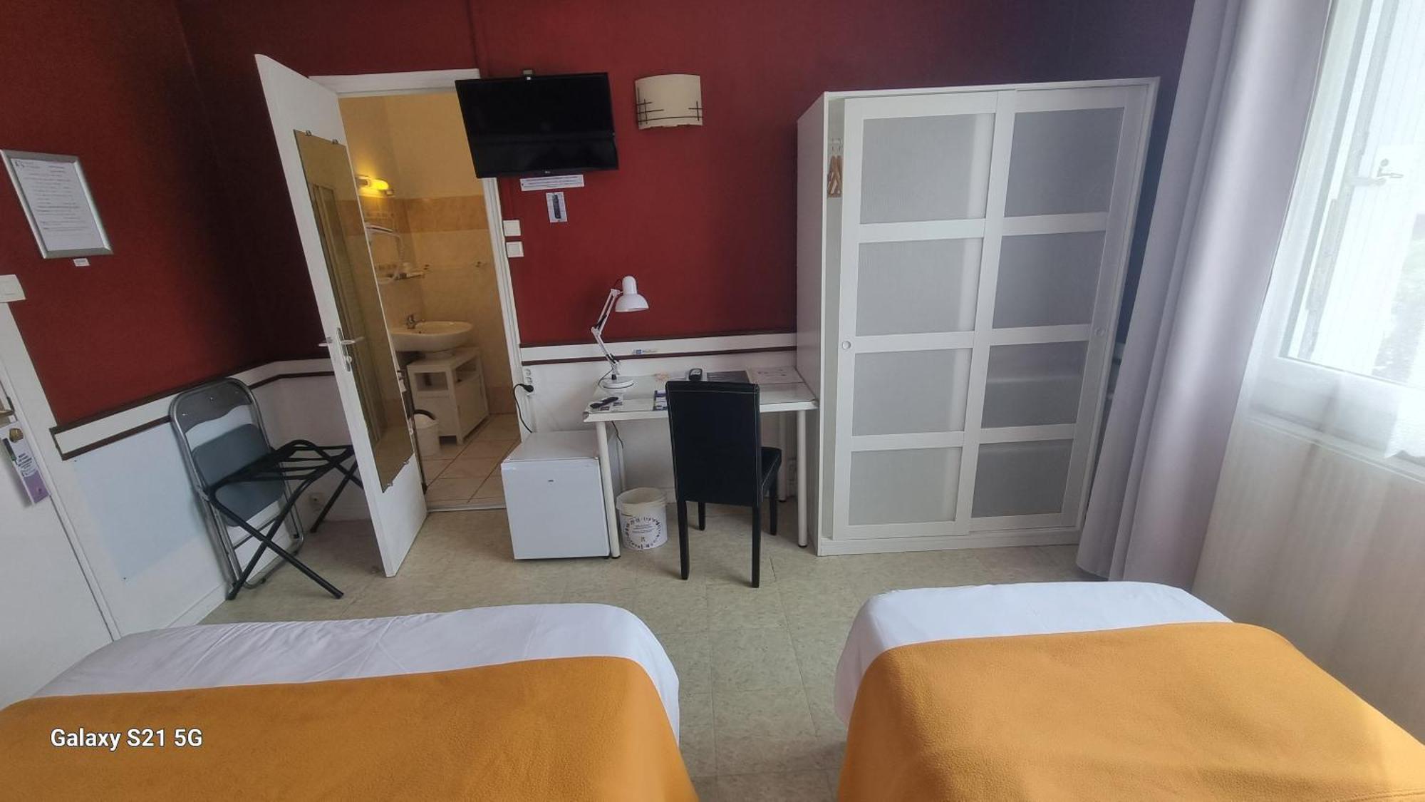 Hotel Du Tricastin Pierrelatte Bagian luar foto