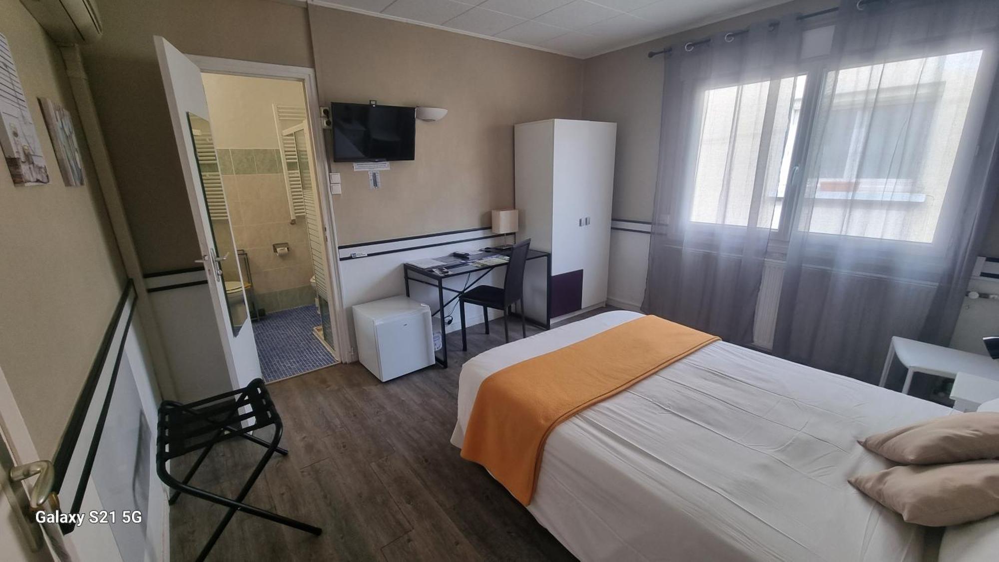 Hotel Du Tricastin Pierrelatte Bagian luar foto