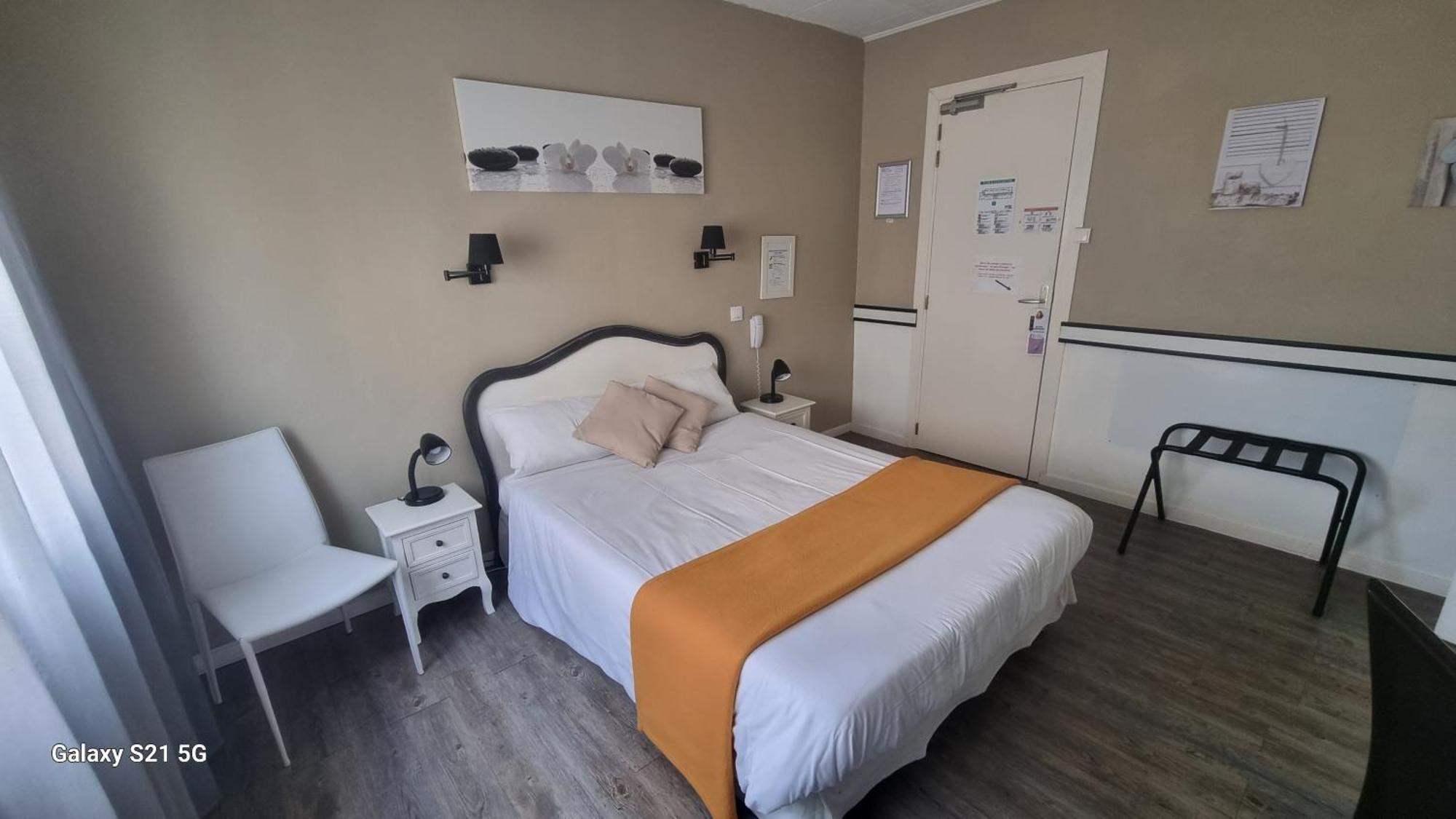 Hotel Du Tricastin Pierrelatte Bagian luar foto