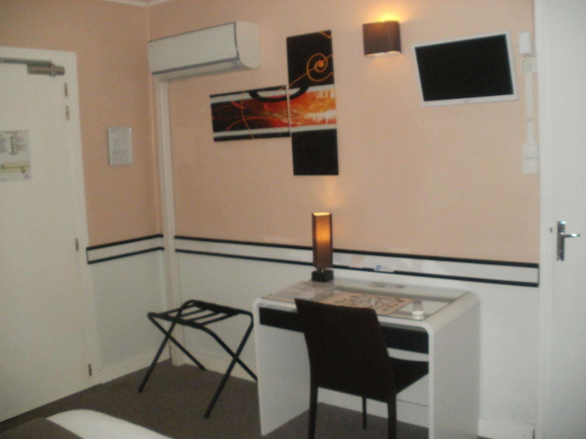 Hotel Du Tricastin Pierrelatte Bagian luar foto