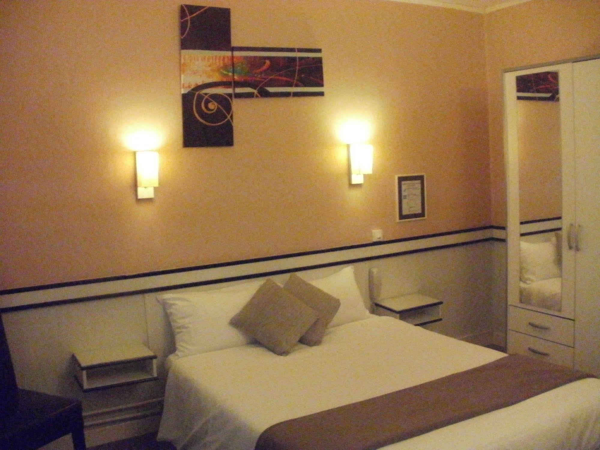 Hotel Du Tricastin Pierrelatte Bagian luar foto