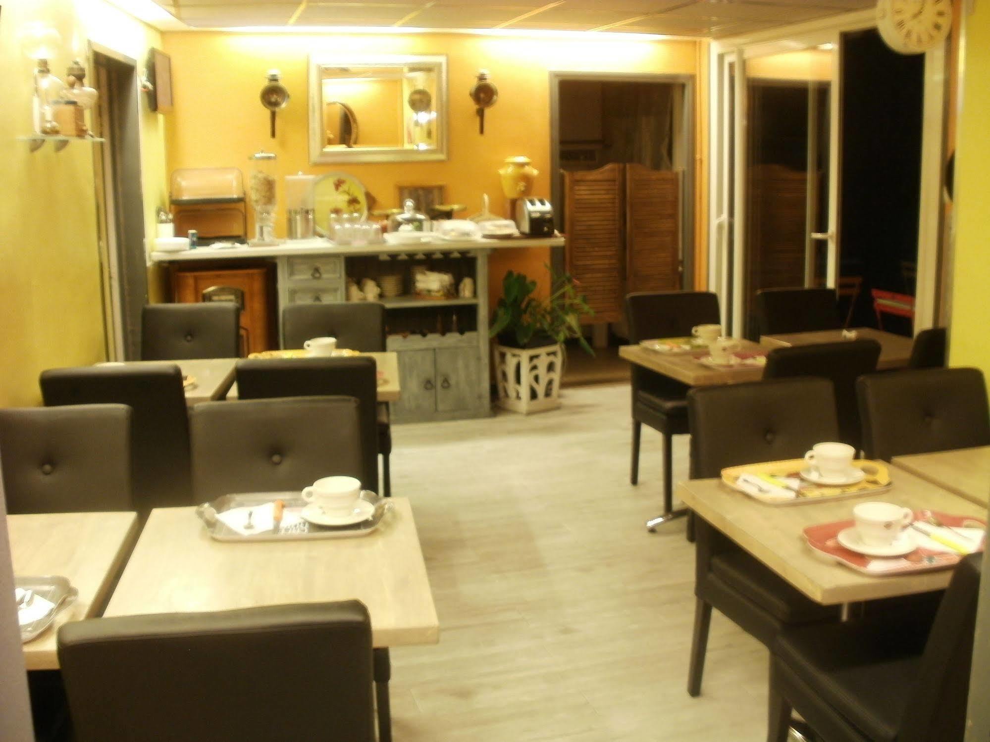 Hotel Du Tricastin Pierrelatte Bagian luar foto