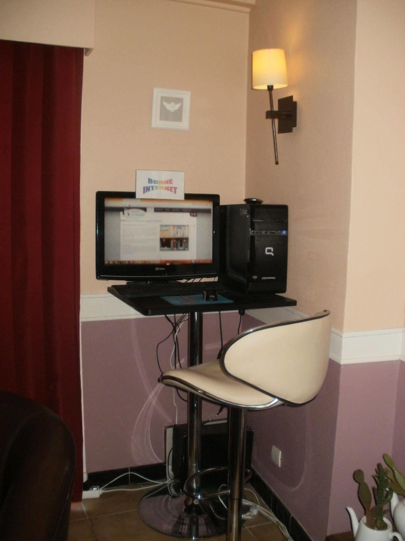 Hotel Du Tricastin Pierrelatte Bagian luar foto